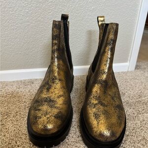 LAUREN RALPH LAUREN
CORINNE LUGGED SOLE ANKLE CHELSEA BOOTS
